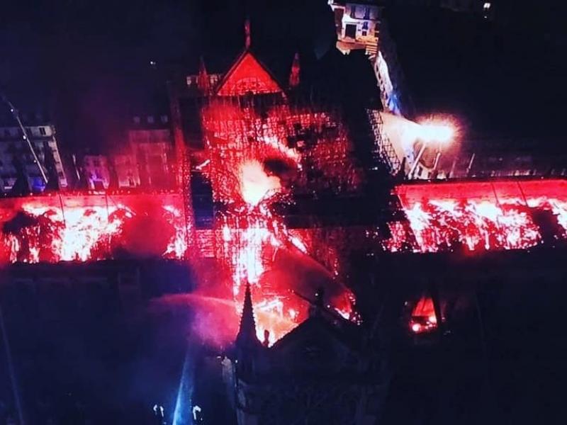 Vista aérea de Nuestra Señora de París la noche del 15 al 16 de abril de 2019